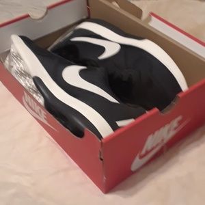 Nike MD Runner 2 LW size10.5